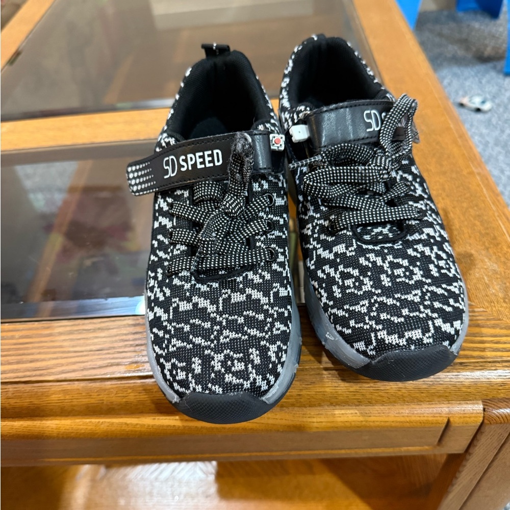 Sport Heelys Boys/Girls  LED Roller Skate Shoes - Black/White - Big Kids Size 5
